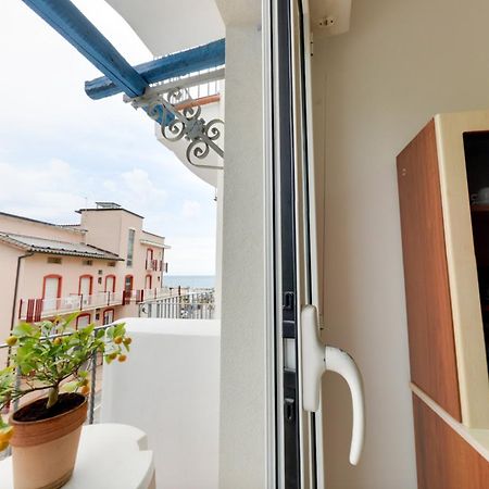 Residence Mediterraneo Римини Экстерьер фото
