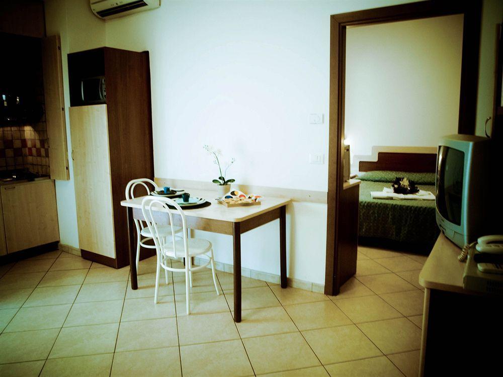 Residence Mediterraneo Римини Экстерьер фото