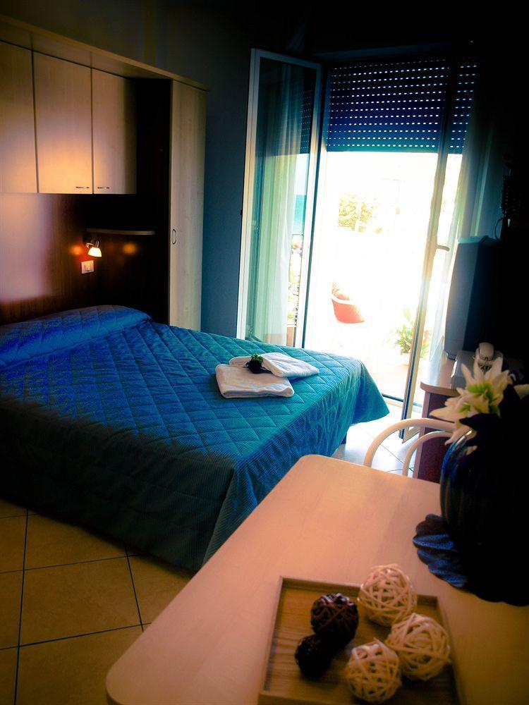 Residence Mediterraneo Римини Экстерьер фото