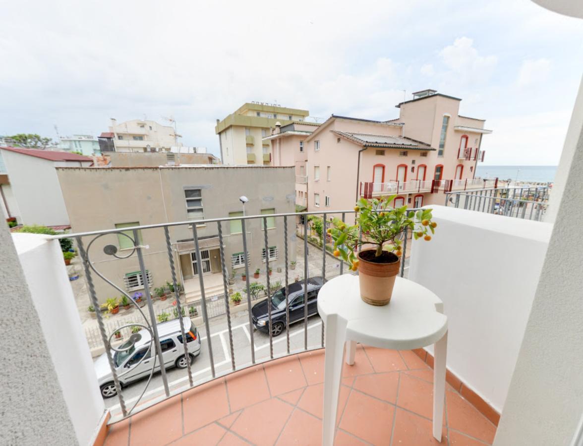 Residence Mediterraneo Римини Экстерьер фото