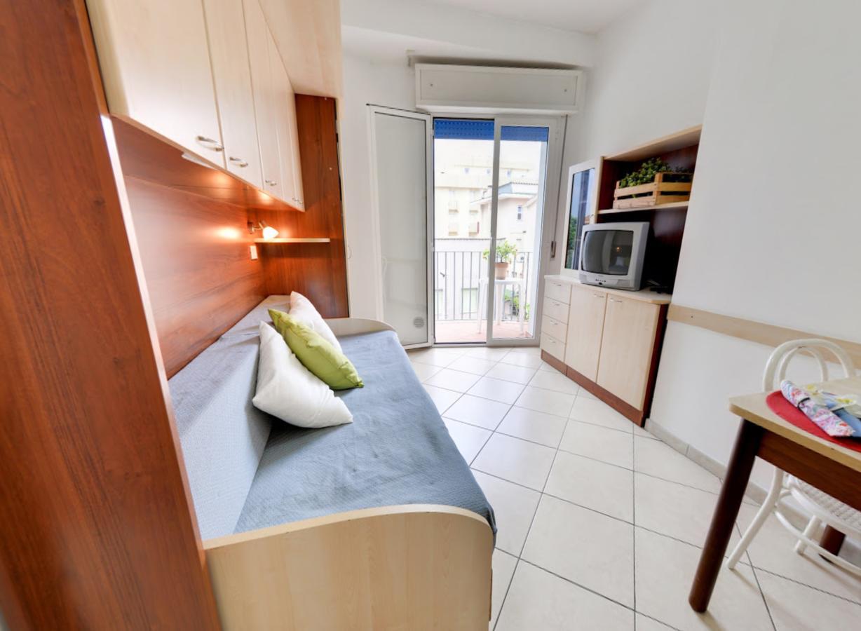 Residence Mediterraneo Римини Экстерьер фото