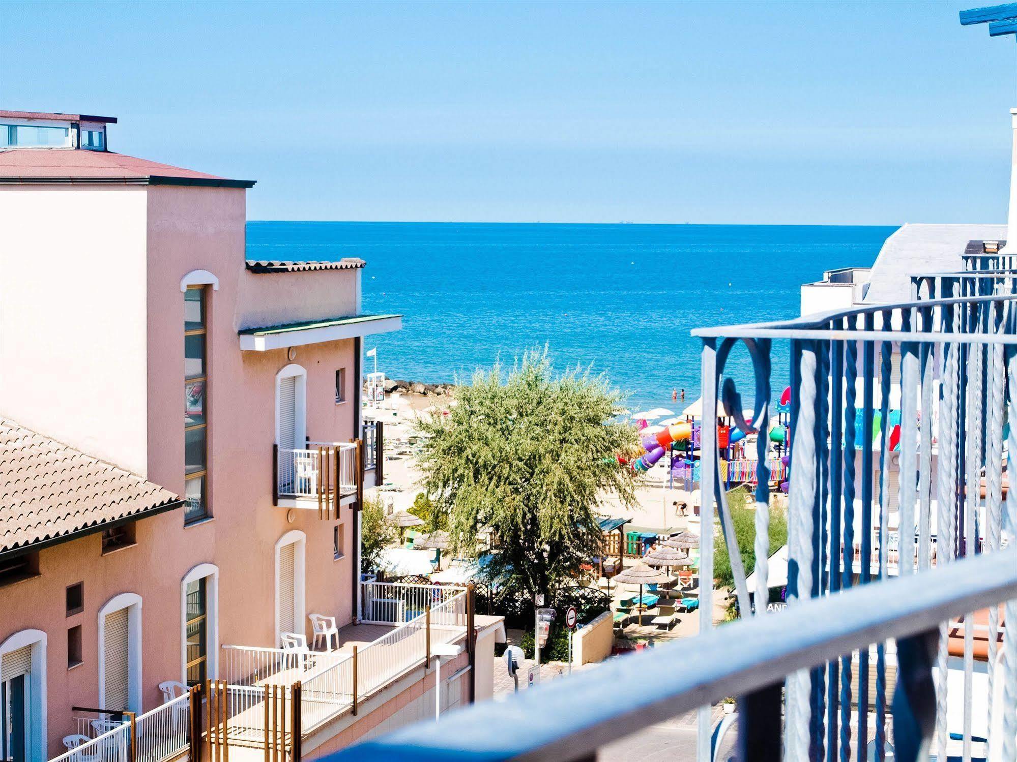Residence Mediterraneo Римини Экстерьер фото
