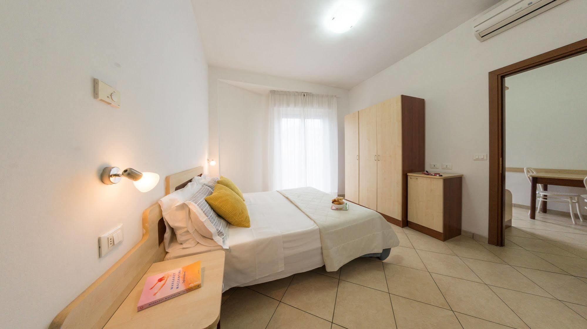 Residence Mediterraneo Римини Экстерьер фото